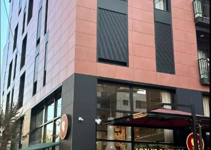 Modern Escape * ティラナ